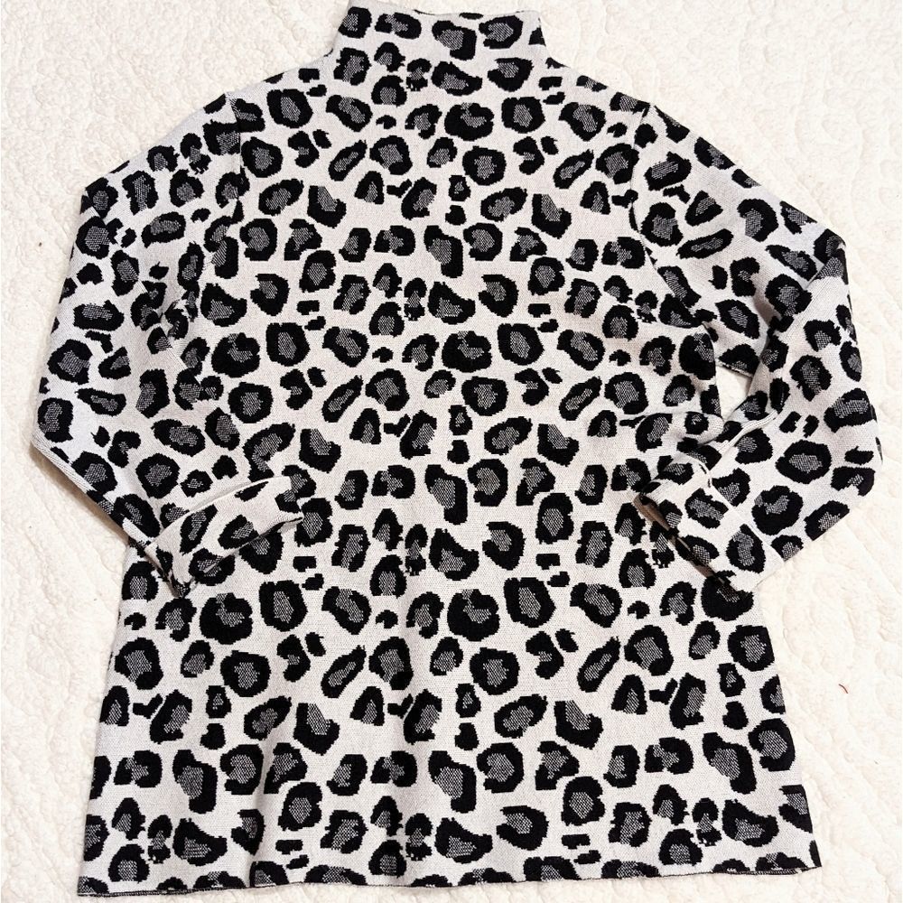 🌷Tahari Black and White Women's Cheetah Print Sweater size L